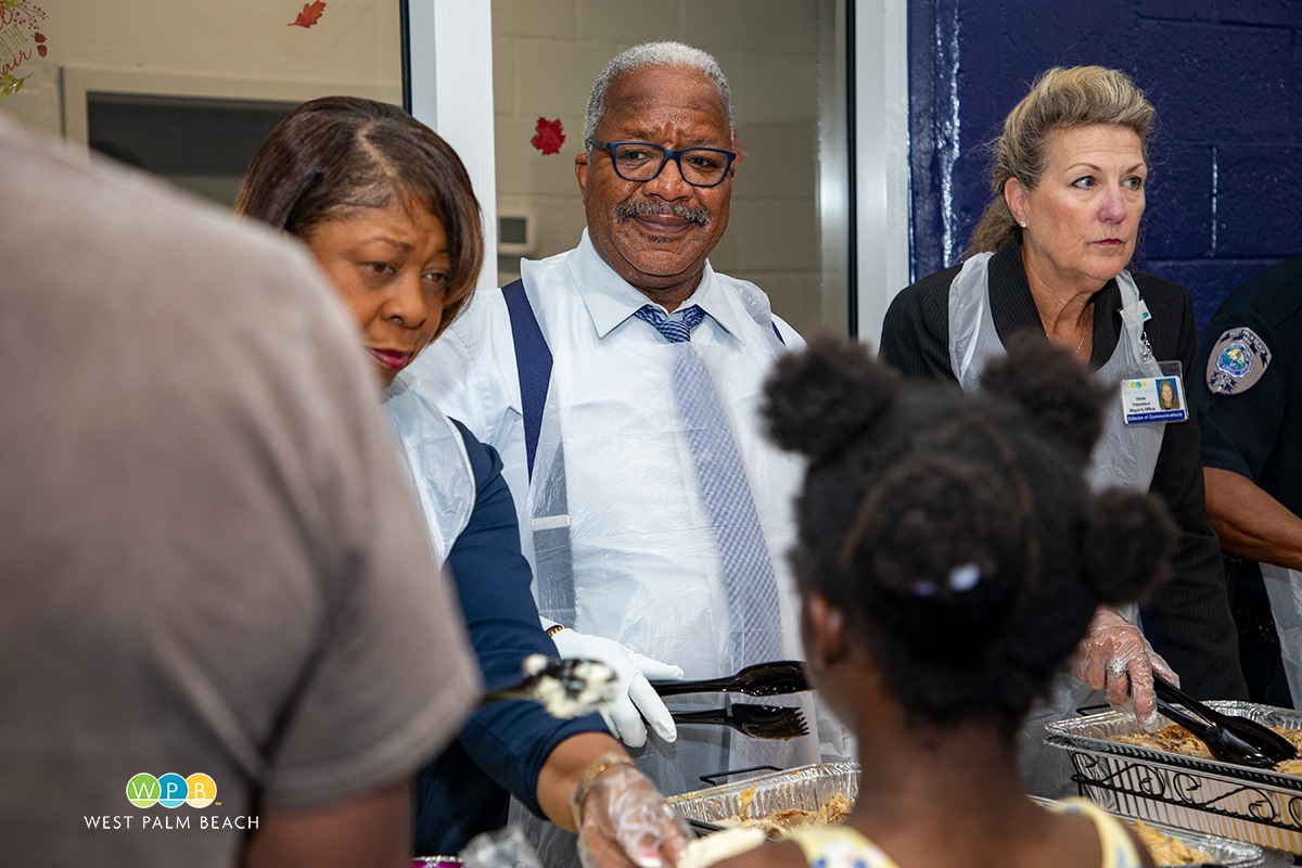 Mayor-beams-of-pride-at-Share-a-Supper-a.jpg